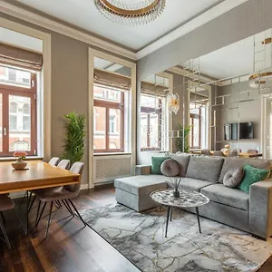 Luxury With Balcony Next To The New York Cafe Apartment