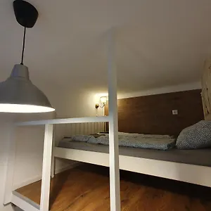 Cozy With Air Condition Freshly Renovated Apartment